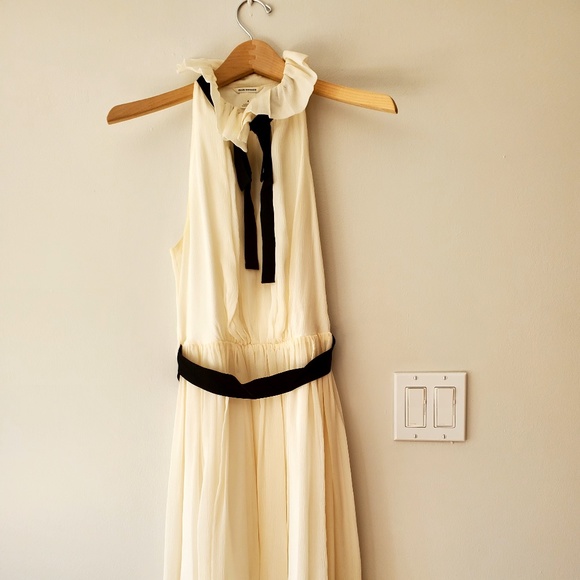 Elegant White Sleeveless Dress with Black Accents - Picture 3 of 10